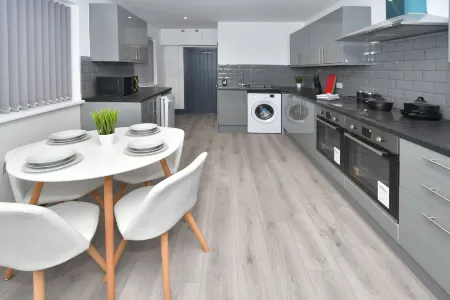 Townhouse @ 24 Brunswick Place Stoke Отели рядом с достопримечательностью «Трентам Гарденс»