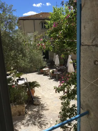 Lagoon and sea views from the heart of the village of Bages between Narbonne and Collioure Отели в г. Баж