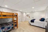 Lakeside Retreat- 7beds/4bd/2ba! Family and pet friendly!