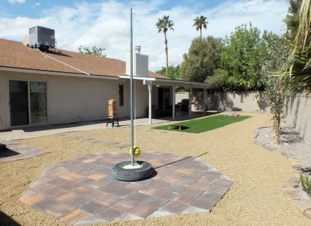 Modern- Fun + Great Amenities King Bed, 4 BR, 2 Car Garage Отели рядом с достопримечательностью «Ethel M Chocolates Factory & Cactus Garden»