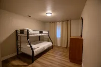 Retreat 5 bed, 4 room 3.8 mi. from Redding Airport Hotels in Anderson