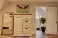 Luxury 4BR Townhouse with Hot Tub, Fireplace, Deck & Game Room in Conway, NH