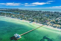 Well-Located & Equipped Beach Condo w/Shared Pool, Washer/Dryer, Free WiFi Hotels in Anna Maria