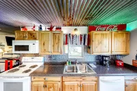 Charming dog-friendly lakefront home with lake view, dock, & washer/dryer Hôtels à : Comte de Burnet