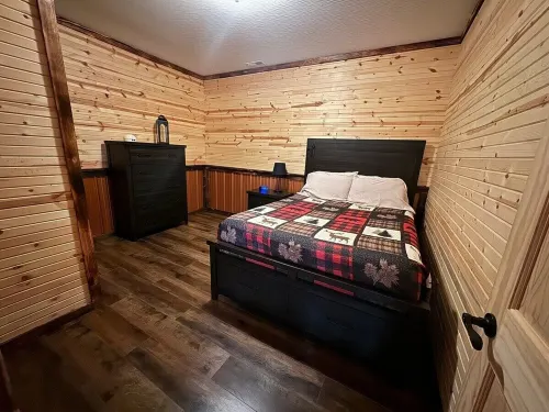 Last Minute and Early Bird Discount -20 Acres in Hocking Hills-Copperhead Cabin Hotels in Good Hope Township