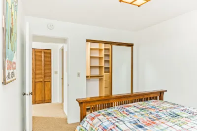 Lovely dog-friendly home with fireplace & full kitchen - steps from the slopes Hotels in Girdwood