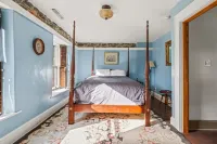 Charming Hideaway with Hot Tub and Fire Pit - Unique Historic Retreat Hotels in Bolivar