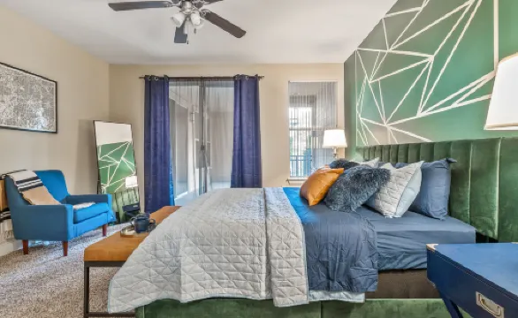 Lavish Gardens and Infinity-Edge Pool - Stunning Urban Retreat