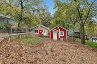 Close to University and Cozy Outdoor Patios - Charming Haven Hotels near Square Gardens