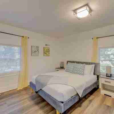 Comfortable Retreat with Smart TV and Assigned Parking - Cozy Haven Rooms