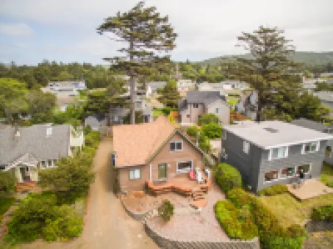 Charming Coastal Cottage with Ocean View and Fire Pit - Inviting Retreat Hotels in Gleneden Beach