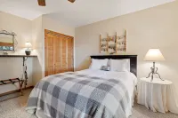 Stunning Lake Access and Cozy Living Space - Exquisite Lakeside Retreat Hotels in Eveline Township