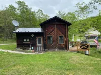 The Railroad Scale House: 40 Private Acres & Creek - Chalets