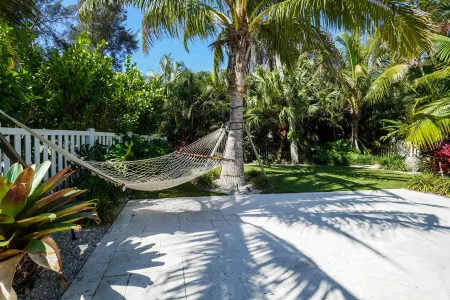 Resort-Style Pool and Golf Cart - Stunning Seaside Haven