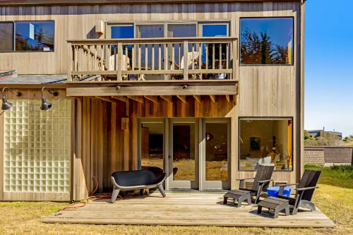 Dreamy coastal home near the bluffs with trails, grill, deck & pool Hotels in Sea Ranch