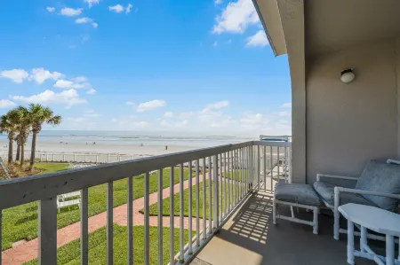 Ocean View and Relaxing Pool - Charming Oceanfront Haven Отели рядом с достопримечательностью «Marine Discovery Center»