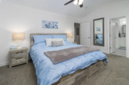 Elegant Townhouse with Modern Kitchen and Scenic Decks - Stunning Retreat