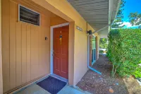 Macaw Cottage, Newly Remodeled, Walking Distance to Beach, Shops, Restaurants! Hotel di Sanibel