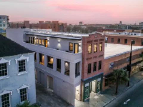 Luxury Penthouse - Overlooking King St w/ Terraces
