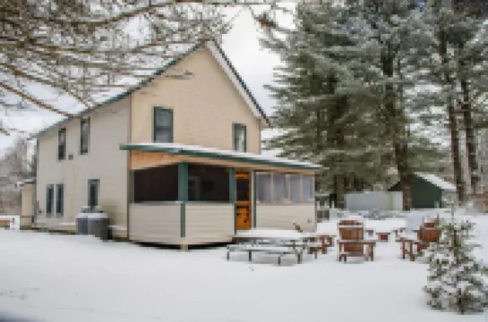 Relaxation and Snowmobile Trails - Amazing Adirondack Retreat