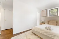 Chic Design and Convenient Access - Stylish Urban Retreat Các khách sạn ở 