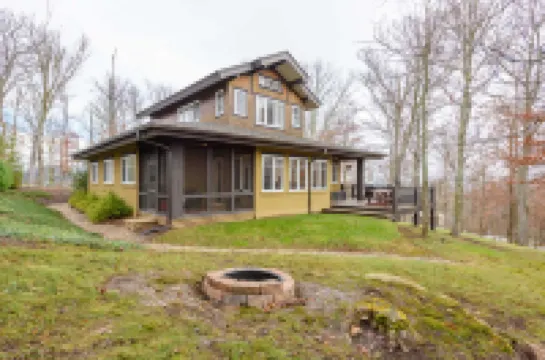 Contemporary Mountain Retreat with Media Room - Stunning Escape