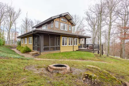 Contemporary Mountain Retreat with Media Room and Fireplace - Charming Escape Отели рядом с достопримечательностью «Колледж Лис-Мак-Рай»
