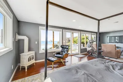 Remodeled home with multiple decks & ocean views - short walk to beach Отели рядом с достопримечательностью «The Tunnel»