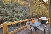 Charming Cabin by the Creek with Hot Tub - Rustic Mountain Retreat Hotels in Mineral Bluff