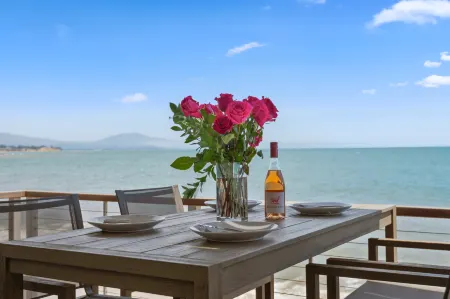 Ocean Views and Cozy Comfort - Chic Beachfront Escape