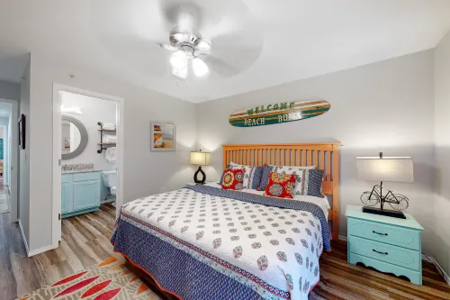 Convenient condo near the lake and city with pool access, a washer/dryer, & AC Hotel di Branson Township