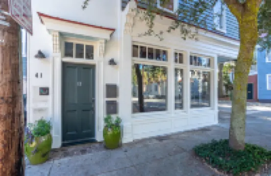 Charming Townhome above Award-Winning Restaurant - Elegant Getaway