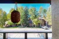 Newly Renovated Condo with Fireplace, Fast WiFi, Balcony & Shared Pool/Hot Tub Hotel di Sun Valley