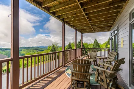 Gas Fireplace and Stunning Views - Gorgeous Mountain Retreat