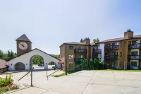 Ski-in/out mountainside condo with balcony, washer/dryer & high-speed WiFi Hotels in Ludlow