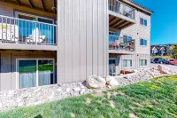 Updated, Top-Floor Condo w/ Gas Fireplace, Shared Pool/Hot Tub - Walk to Shuttle