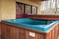 Beautiful custom cabin on private lake w/ foosball, hot tub, & fireplace Hotels in Blount County