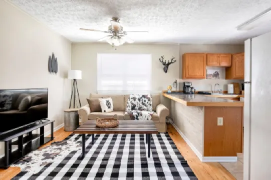 Cozy Western Style with Entertainment Amenities - Charming Stylish Escape فنادق في 