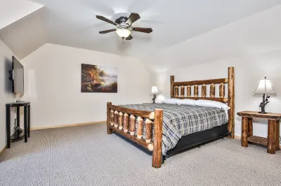 Stunning Sandy Frontage and Cozy Hangout Space - Gorgeous Lakefront Haven