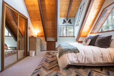 Charming A-Frame Cabin with Hot Tub and Games - Cozy Family Retreat Отели рядом с достопримечательностью «Север Тахо Бич»