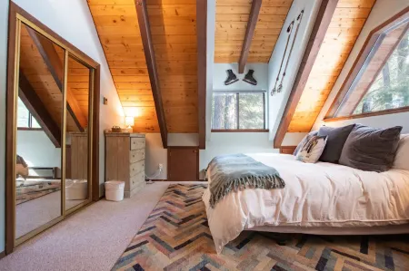 Charming A-Frame Cabin with Hot Tub and Games - Cozy Family Retreat Отели в г. Тахо Виста
