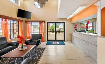 Super 8 by Wyndham Grand Prairie Southwest