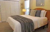 Coastal Charm, CANAL FRONT 🌴Condo, 5 Pools, Hot Tub, walk to beach Dog-Friendly!
