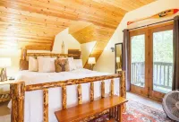 Moose Lodge Cabin , chalet & apartment , & 2 Hot tubs ! Sleeps 23