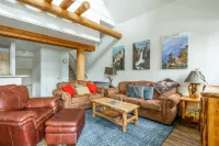 Ski-in/ski-out townhome with WiFi, W/D & private hot tub Hotels near Snowcrest Lodge