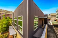 Expansive Windows and Modern Amenities - Charming Urban Getaway Hotels in der Nähe von USS Turner Joy Museum Ship