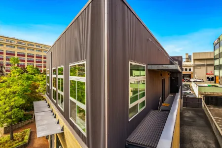 Spacious Condo with Exposed Wood Ceilings - Bright and Cozy Retreat Отели рядом с достопримечательностью «Бремертон Бордуолк»