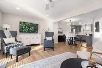 5-Star 5Br Townhome 1.5 Miles to ND --> Modern + Clean --> Perfect for Groups