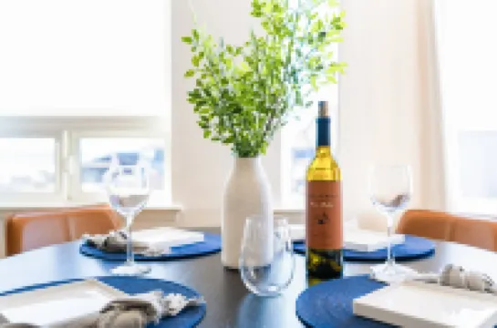 Charming Coastal Escape with Ocean Views and Outdoor Lounge - Delightful Retreat