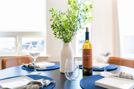 Breezy Beach Escape with Ocean Views and Communal Lounge - Stylish Retreat Отели рядом с достопримечательностью «Cayucos State Beach»